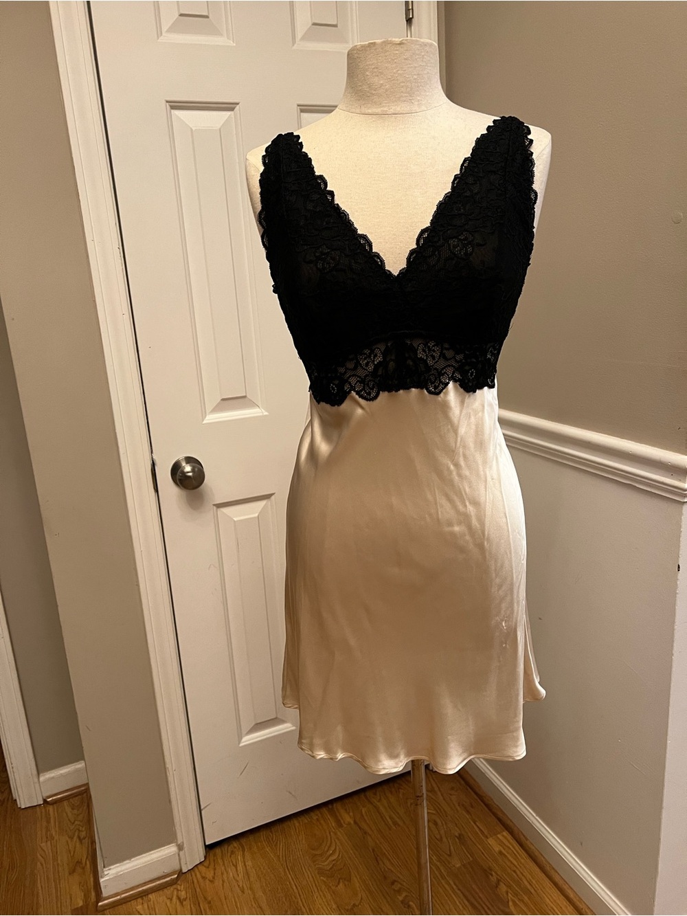 Neiman Marcus silk Lace-Trim Night dress in Black and Cream